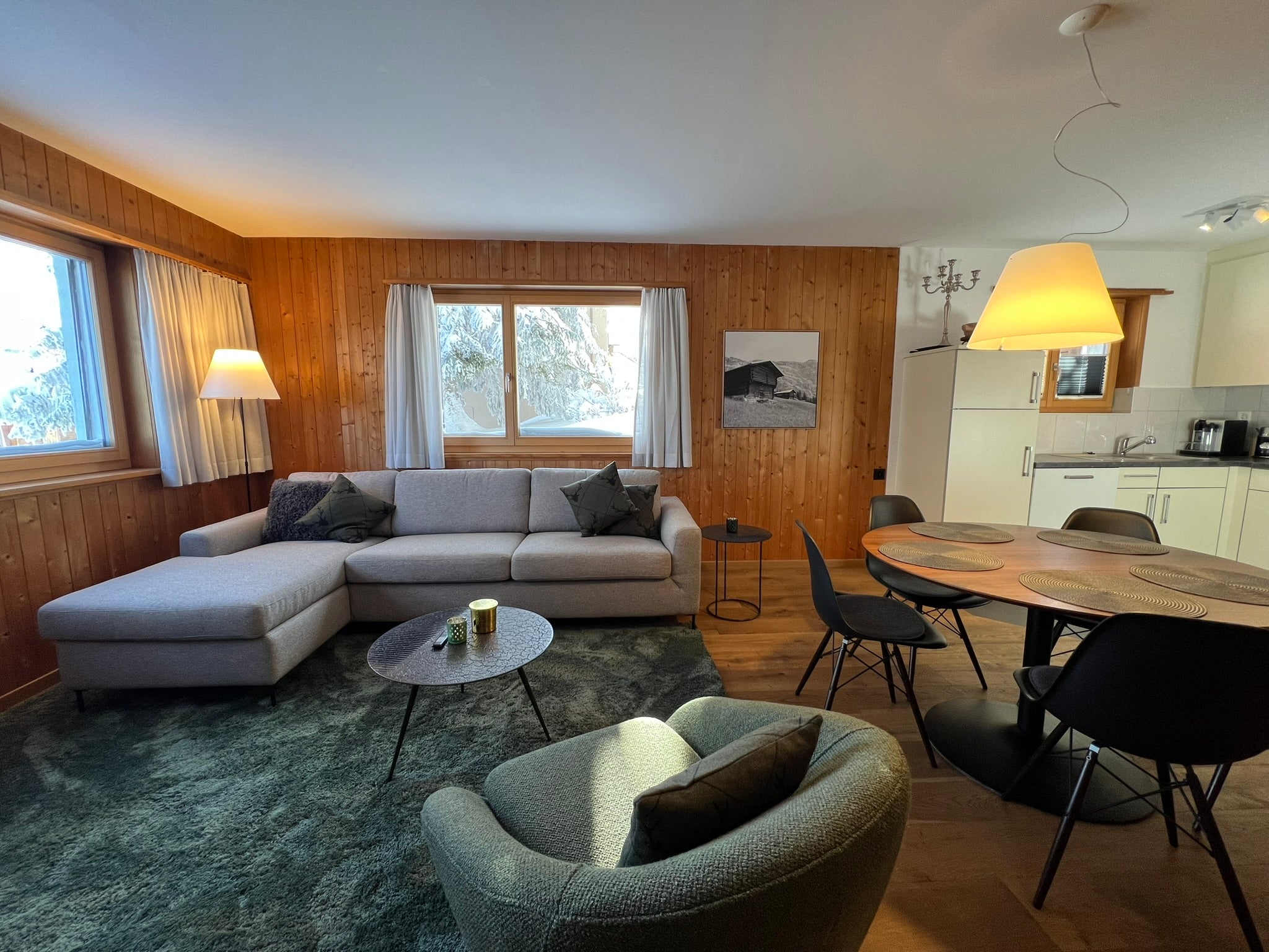 Modern eingerichtetes Wohnzimmer mit gemütlicher Atmosphäre im AlpineChalet Malix.
