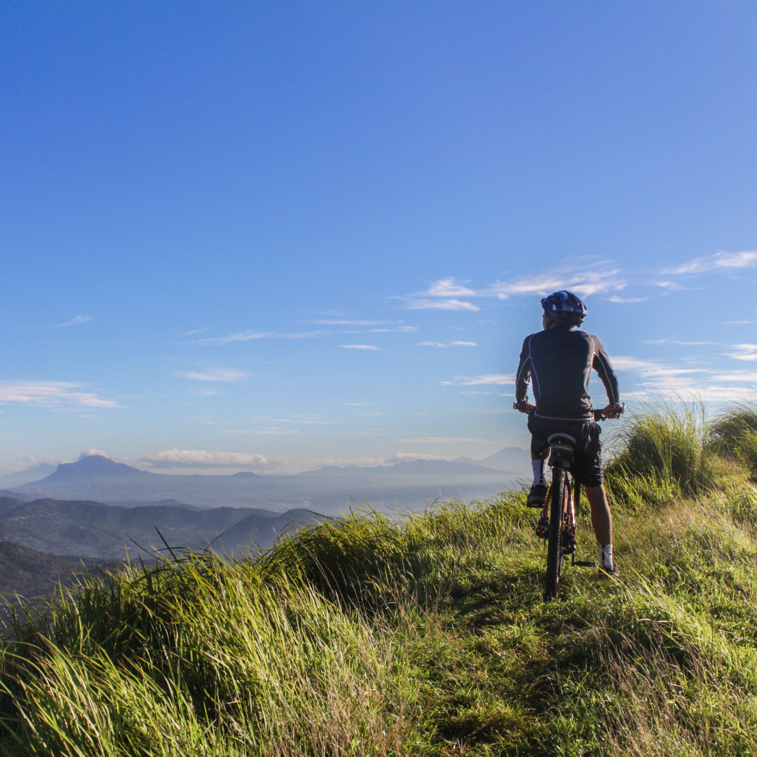 Mountainbiker auf einem malerischen Pfad mit Blick auf die Alpenlandschaft nahe dem AlpenChalet Malix.